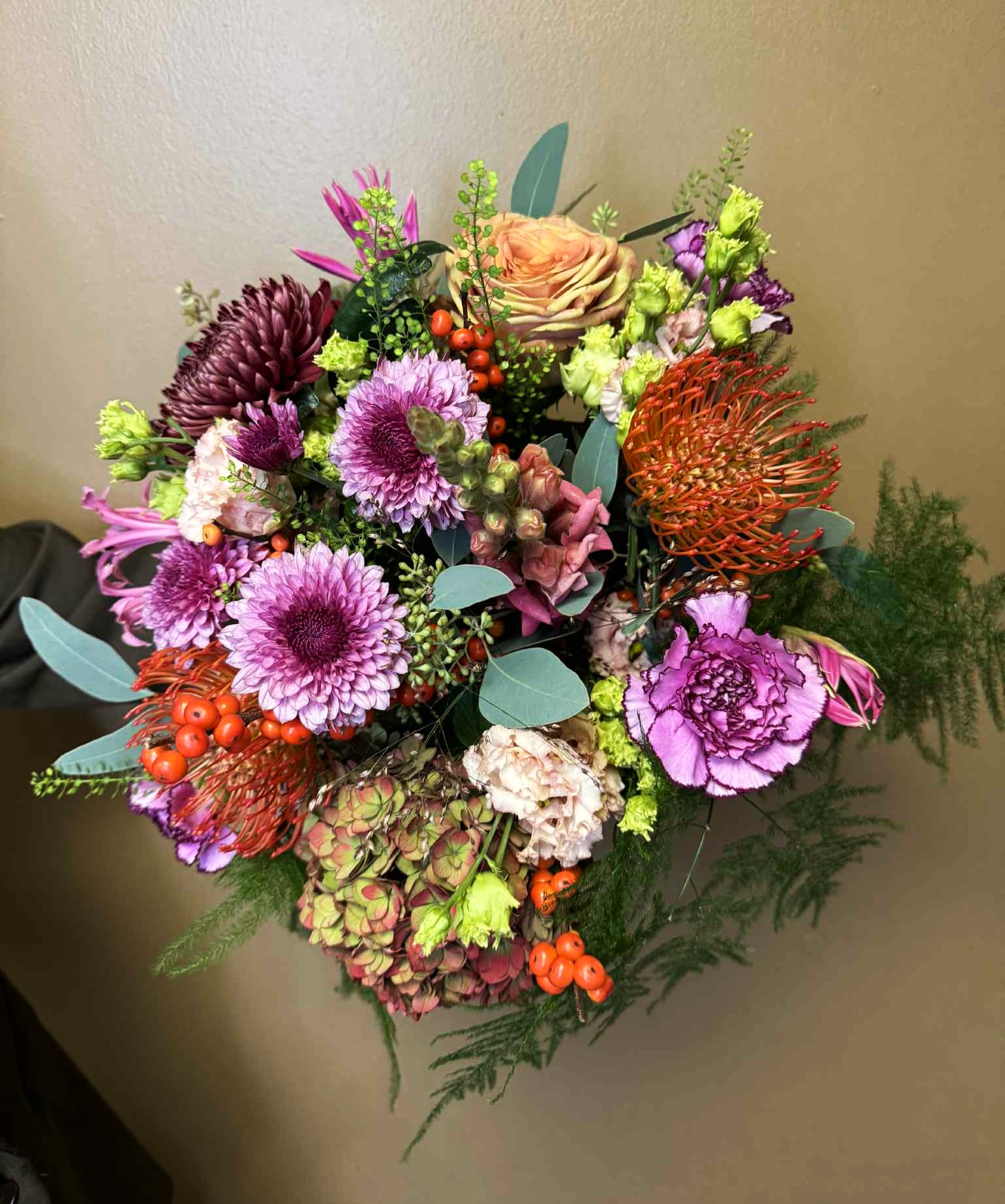 Floras farverige buket med årstidens friske blomster. 