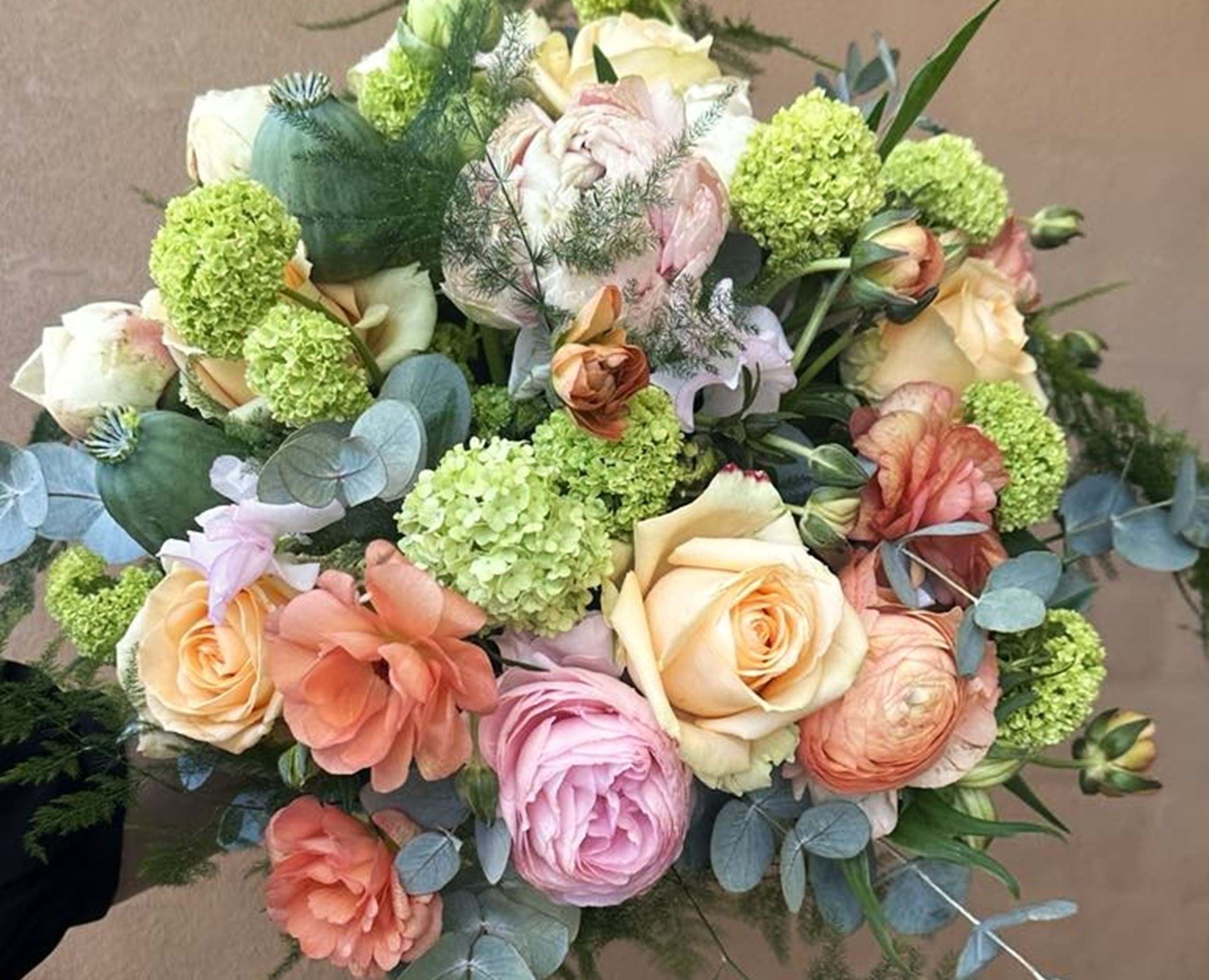 Floras magi buket med blomster og roser i friske og lyse nuancer.