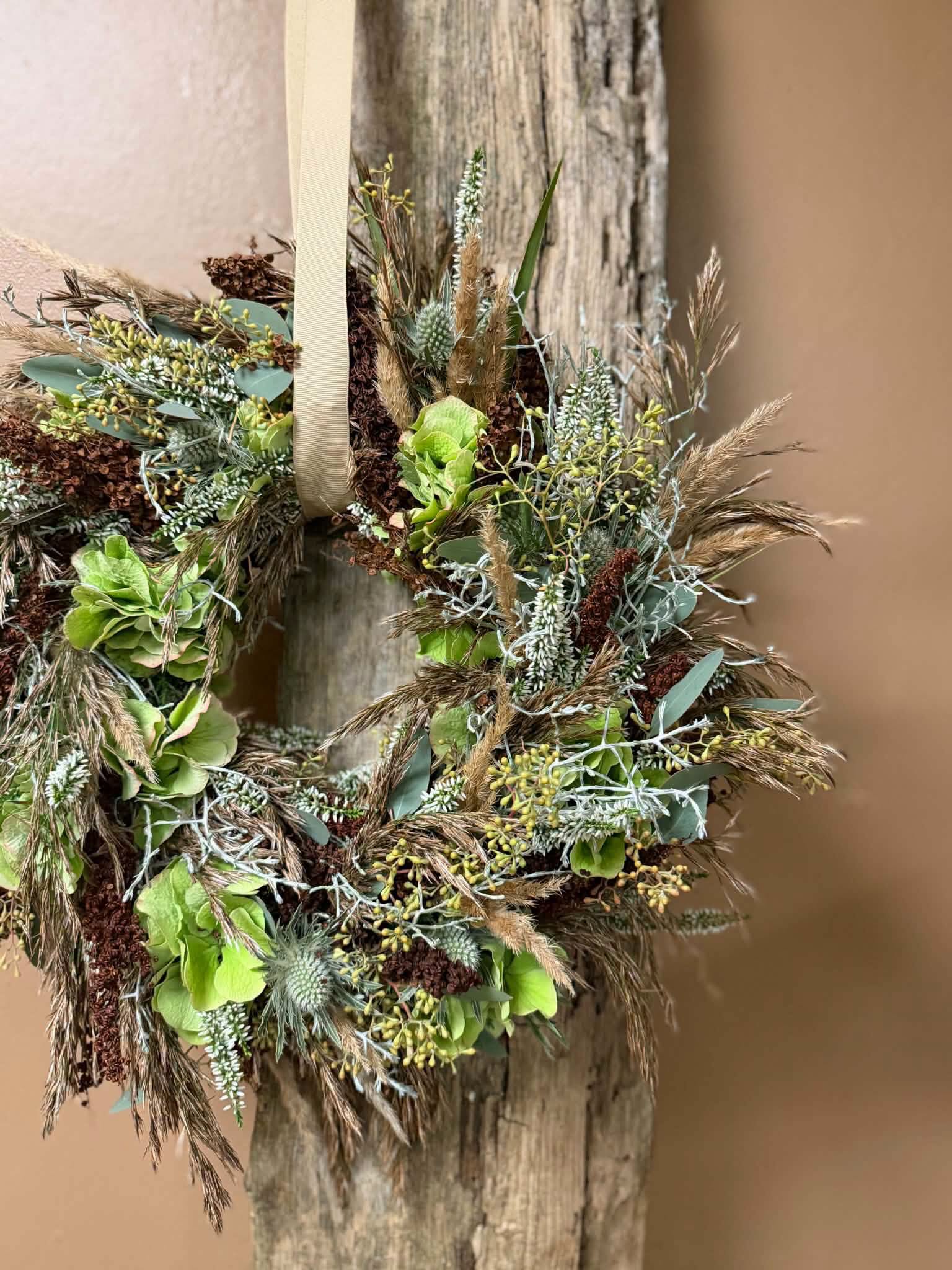 Tæt og fyldig farverig buket med blomster forskellige størrelser. 