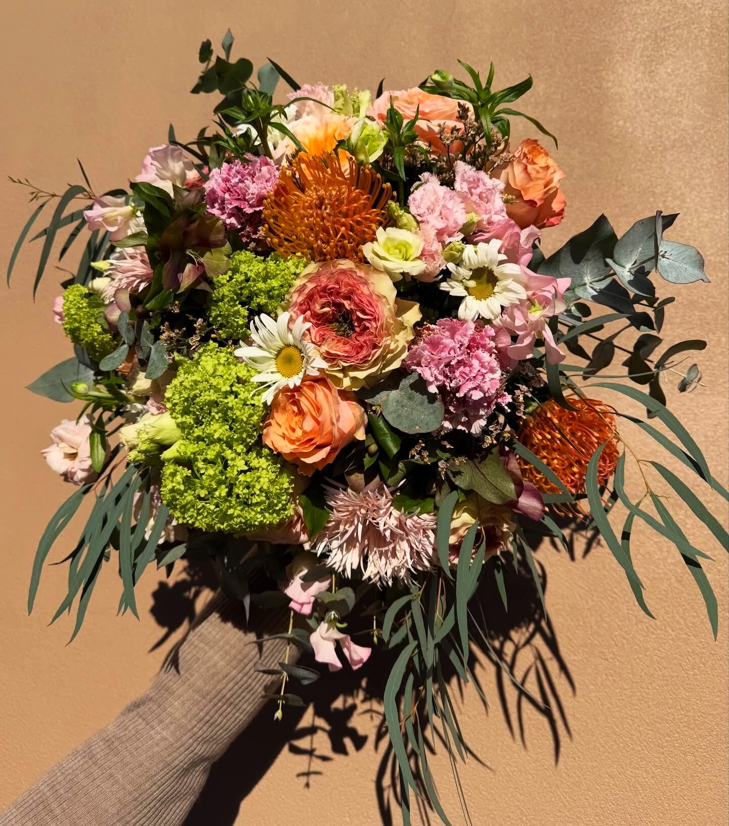 Håndbundet forårsbuket i naturligt og let udtryk med sæsonens friske blomster