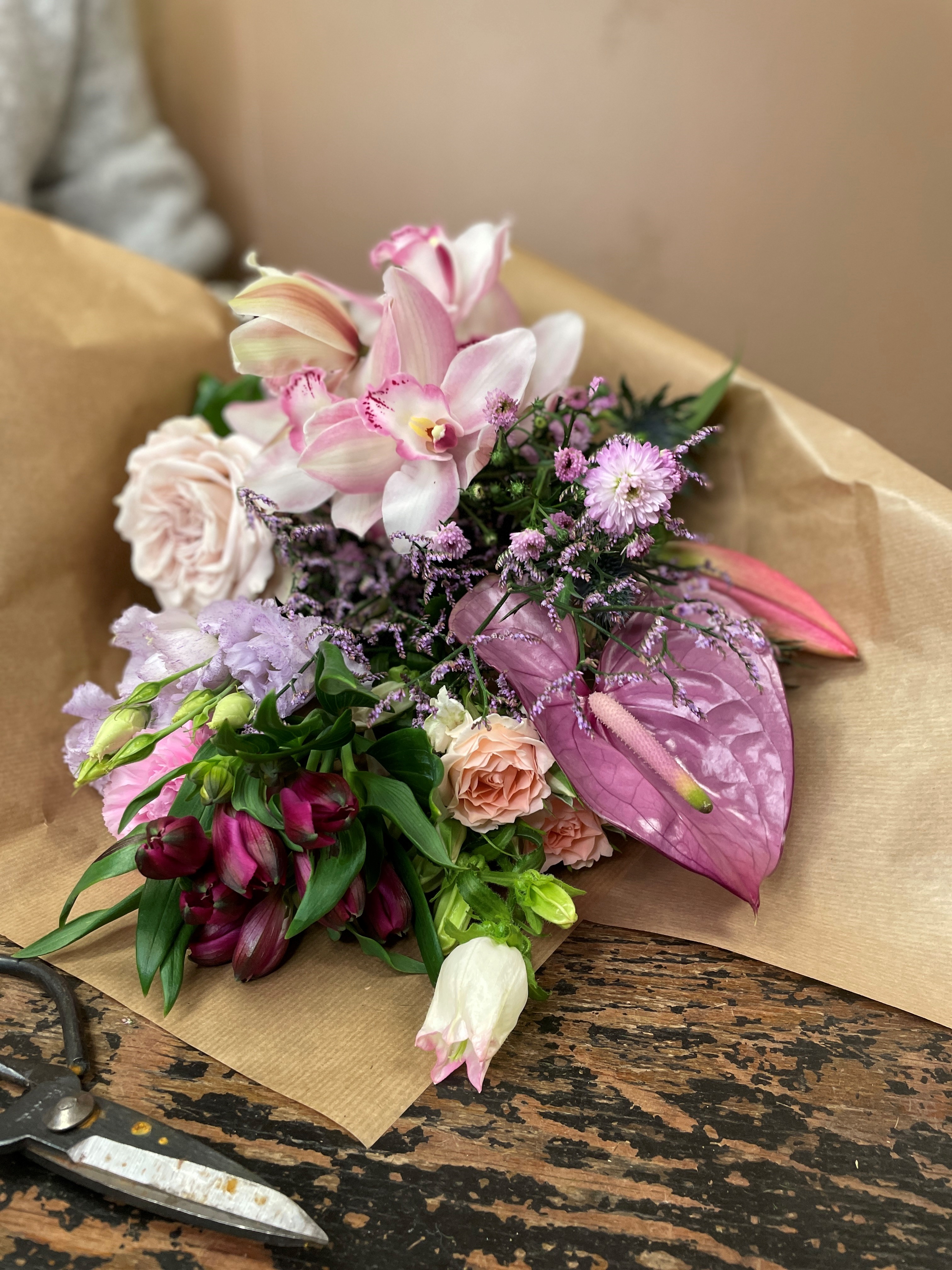 Floras Valentin er bundet af rosafarvede og lyse blomster i forskellige størrelser og former. 