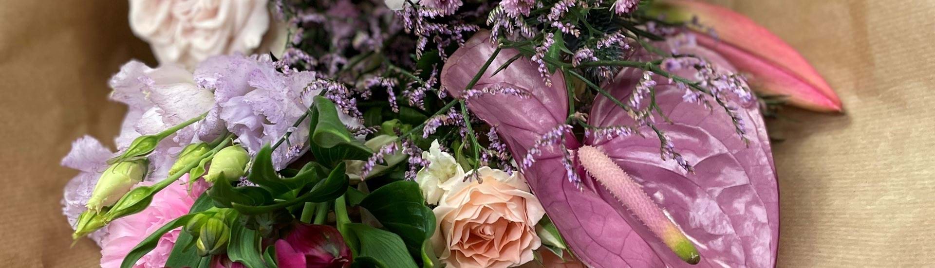 Closeup af buket med bordeaux og lyserøde blomster