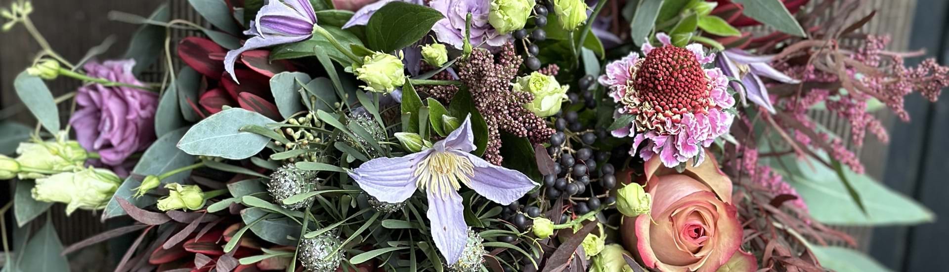 juledekoration med kogler og kugler.
