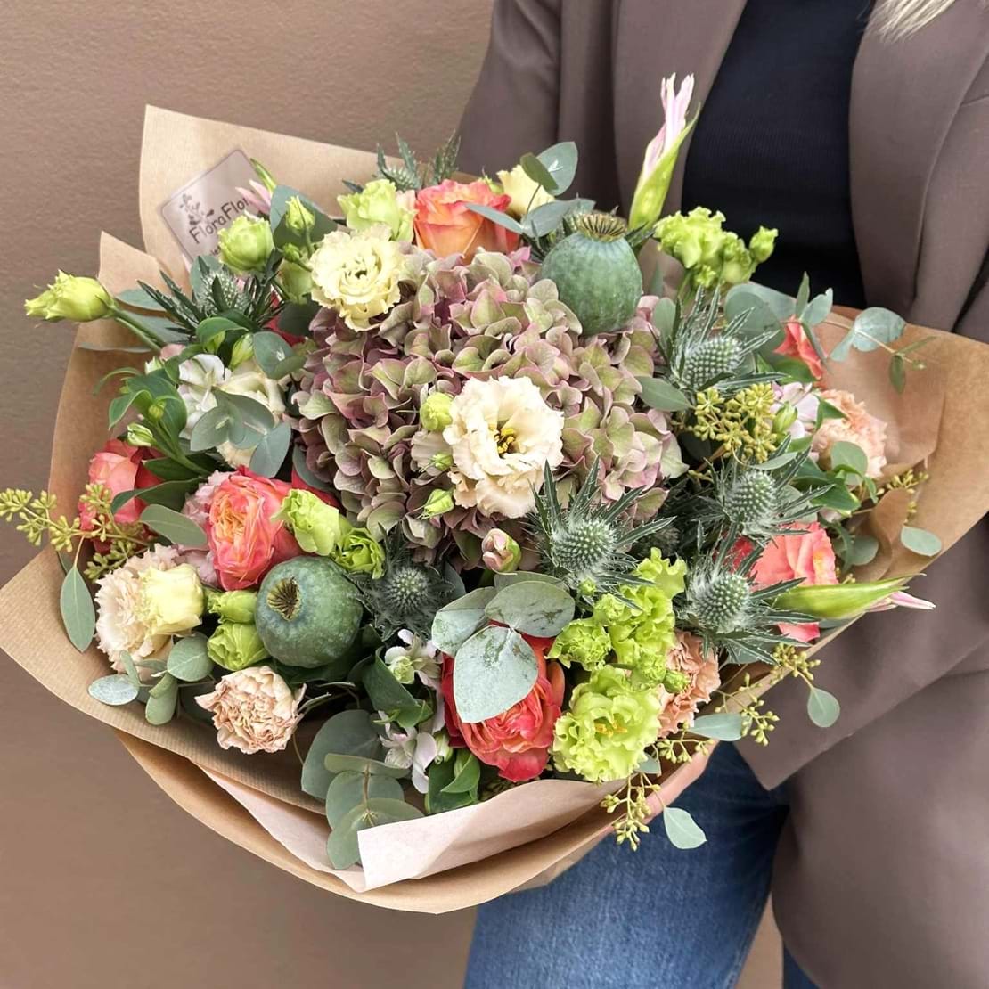 Floras pasteldrøm er bundet med blomster i pastelfarver, som giver buketten et roligt udtryk. Blomsterbuketten er tæt og fyldig.