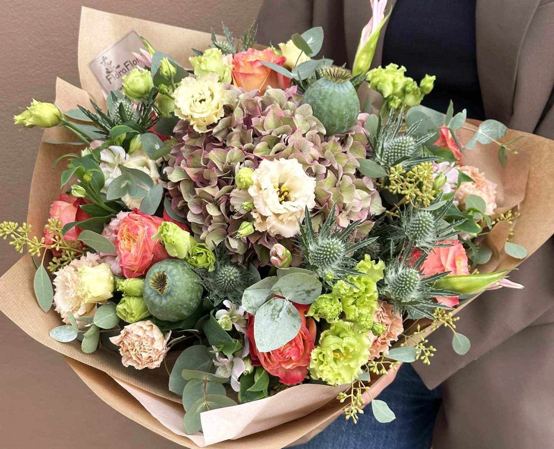 Floras pasteldrøm er bundet med blomster i pastelfarver, som giver buketten et roligt udtryk. Blomsterbuketten er tæt og fyldig.