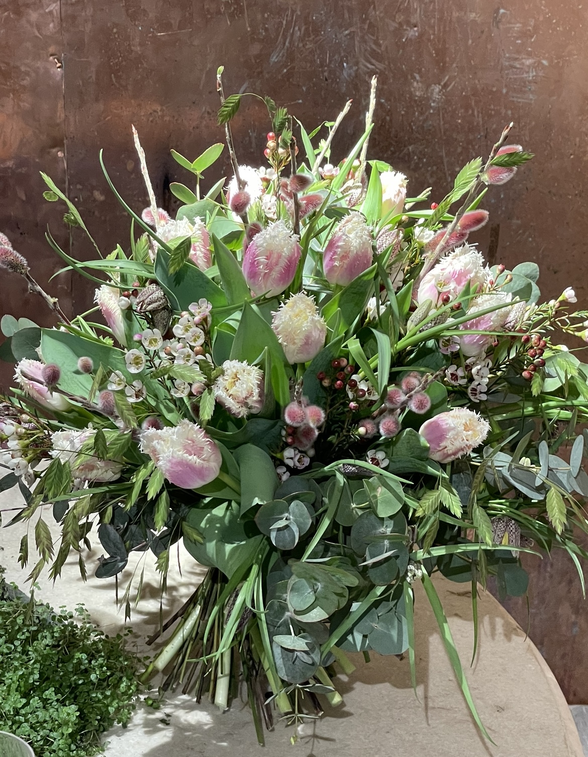 Tæt og vild tulipanbuket i friske  grønne og rosa nuancer. 