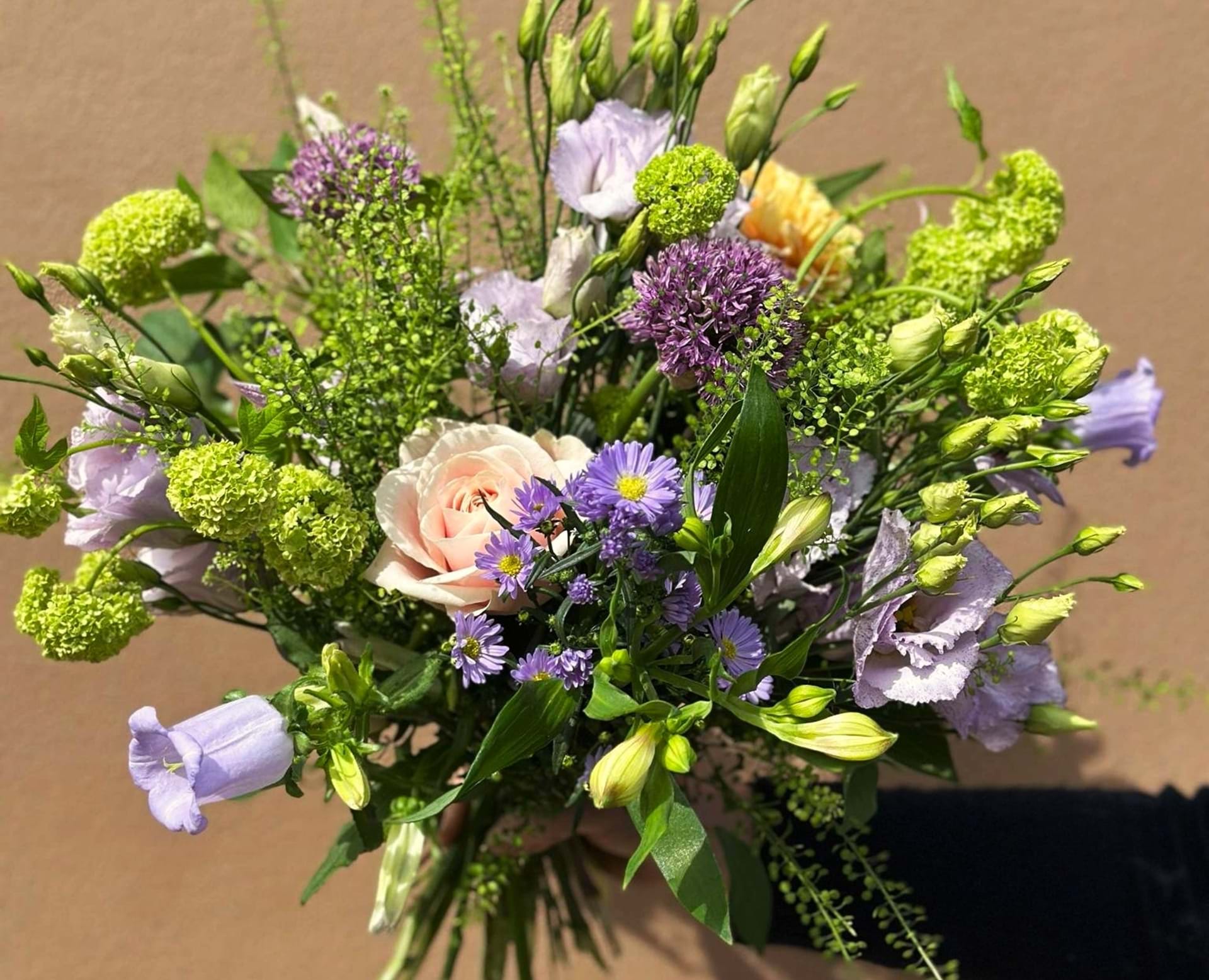 Floras farver buket med blomster i friske sommerfarver.