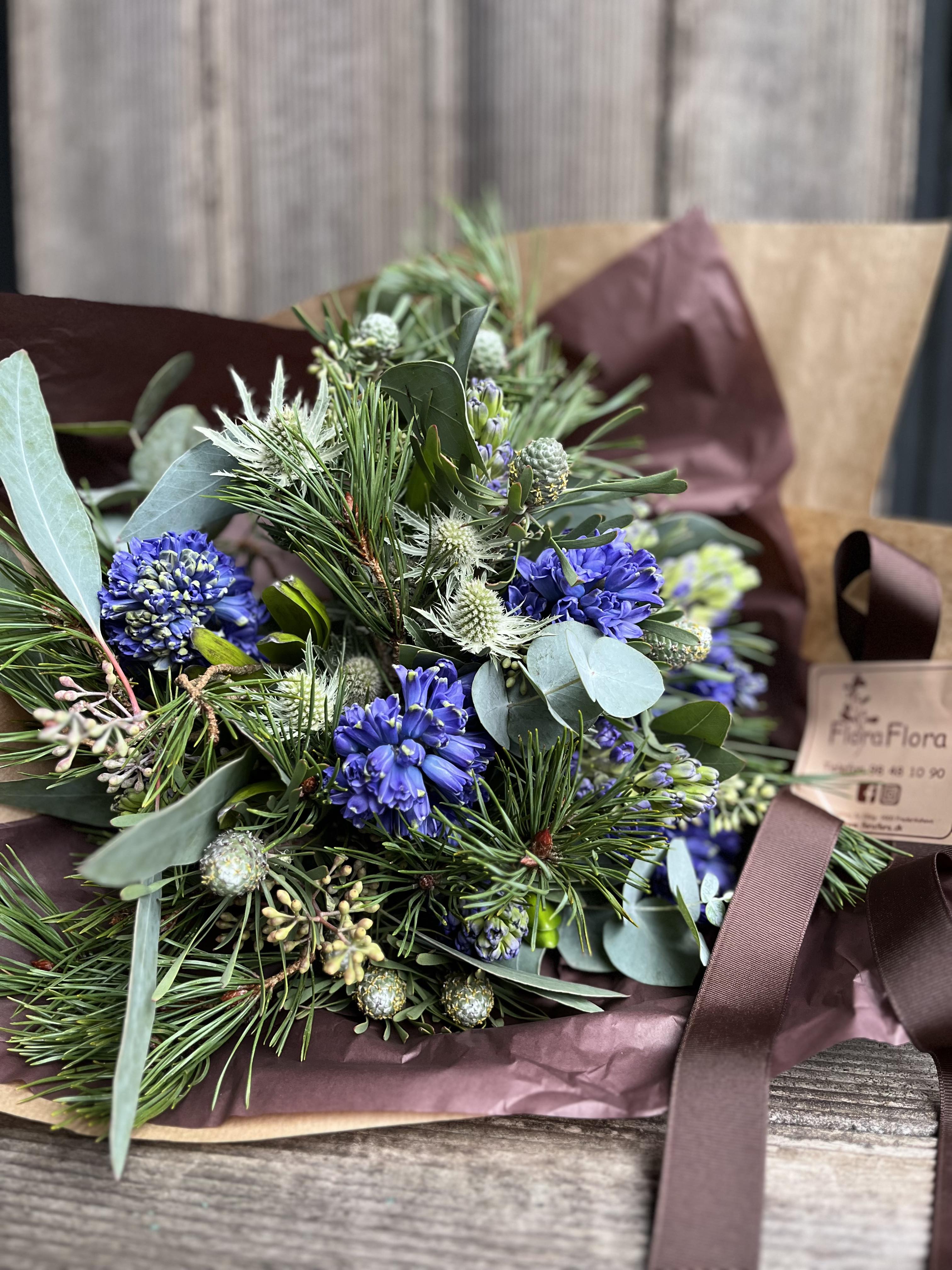 Frisk vinterbuket med hyacinter og lysegrønne materialer. 