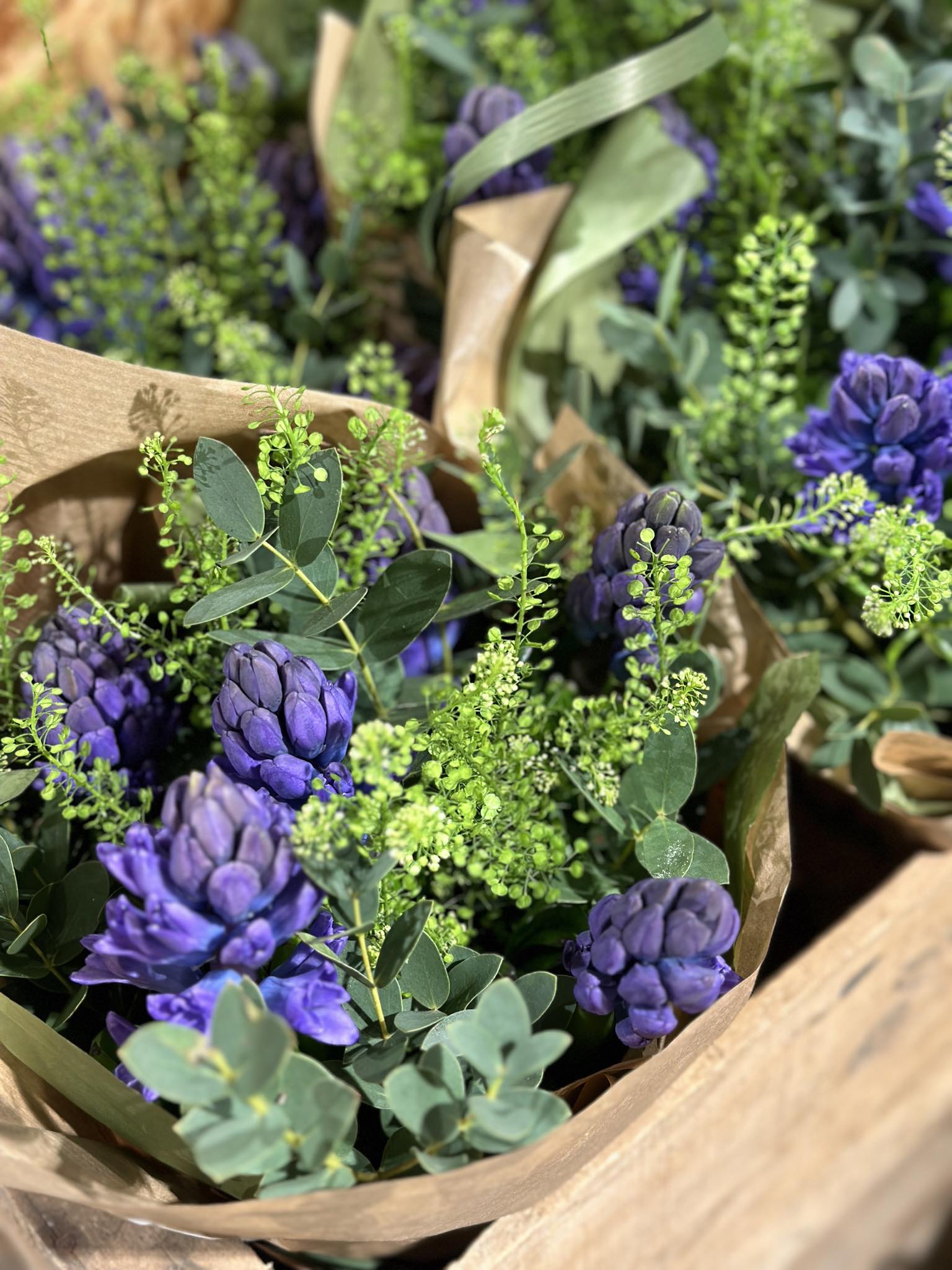 Floras hyacintbuket bundet med blå hyacinter og eukalyptus. 