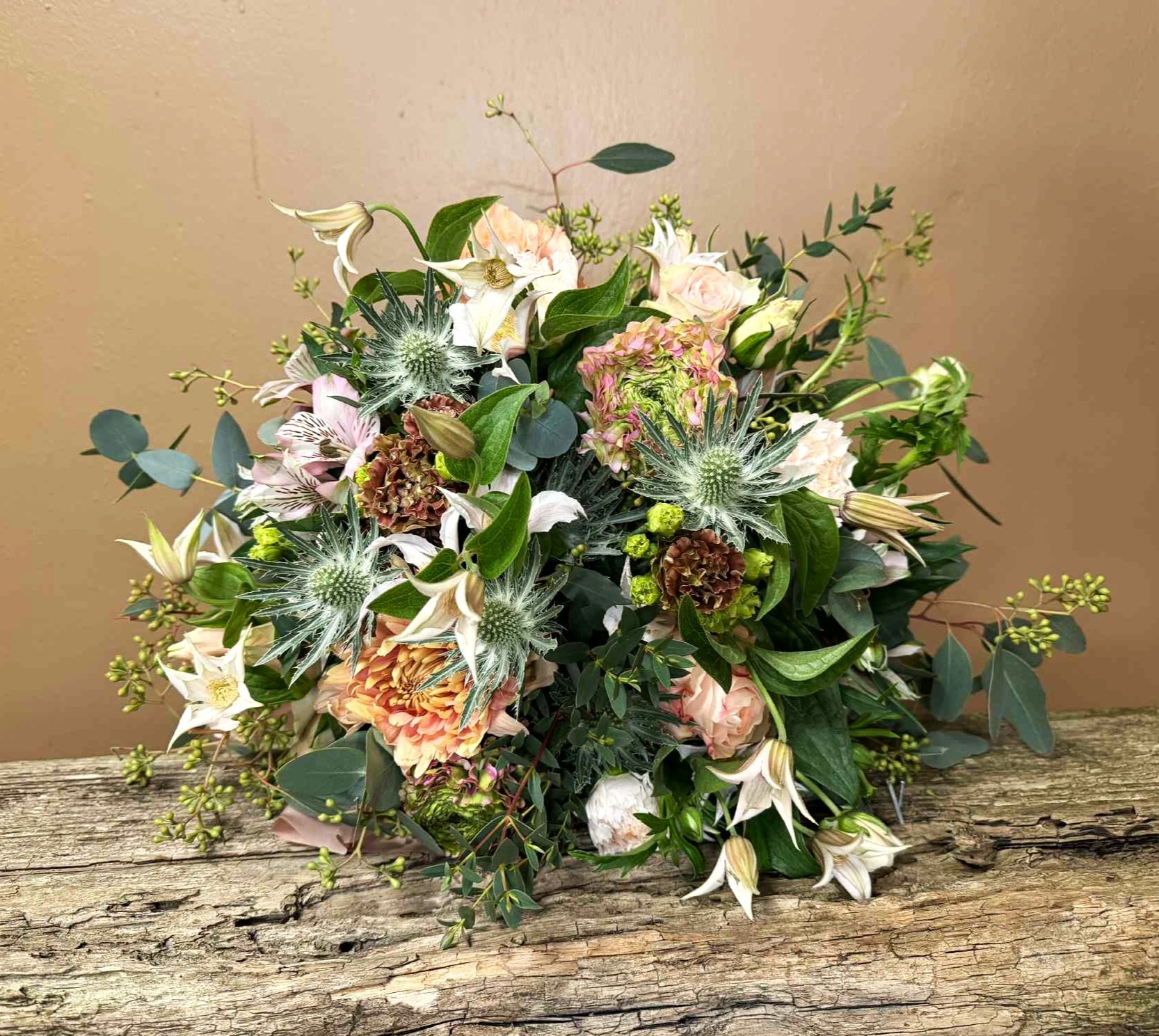 Naturlig blomsterbuket Floras Blush i blush, creme og grønne nuancer med sæsonblomster, håndbundet af florist